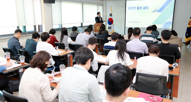 12일 도의회 회의실에서 도·시·군의회 및 충청광역연합의회 직원들을 대상으로 의정지원 역량 강화 교육을 실시하고 있다. ⓒ 의회사무국