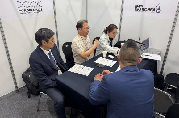케이메디허브가 BIO KOREA 2025에서 출품한 기술 상담 모습. ⓒ 케이메디허브