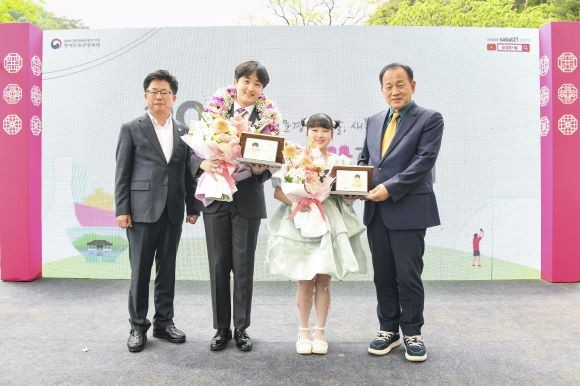 문경시는 트롯 유망주로 주목받고 있는 지역가수 이재희와 장혜진을 문경시 홍보대사로 위촉했다. ⓒ 문경시