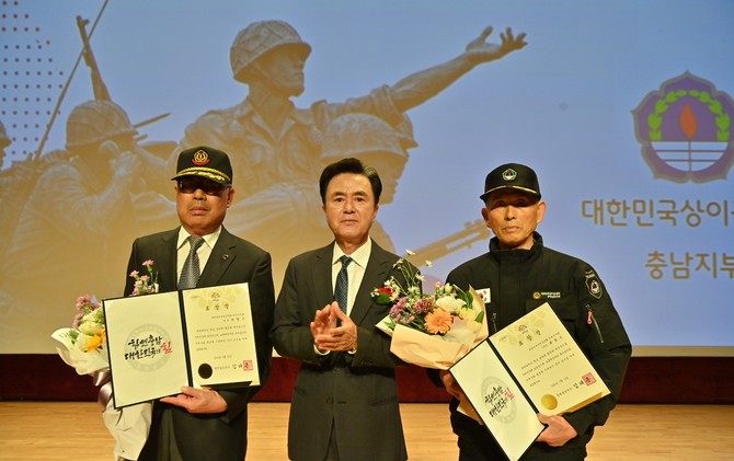 김태흠 지사는 12일 도청 문예회관에서 열린 '제74주년 대한민국상이군경회 창립 기념식'에 참석해 유공자 사상식을 개최 후 기념촬영을 하고 있다. ⓒ 충남도