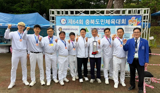 제천시 선수단이 제64회 충북도민체육대회 종합 4위을 달성 후 기념촬영을 하고 있다(궁도 2위) ⓒ 제천시