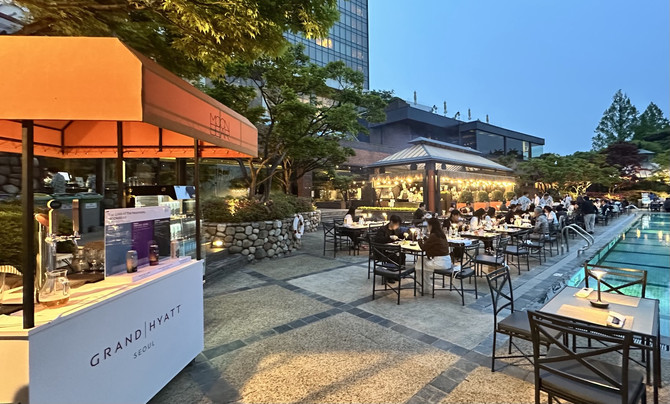 문베어가 '그랜드 하얏트 서울'과의 컬래버레이션을 통해 프리미엄 다이닝 공간 '풀사이드 바비큐'에서 수제맥주 3종을 선보인다. © 교촌에프앤비