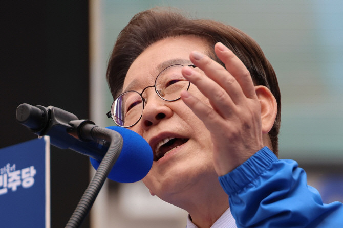 이재명 더불어민주당 대선 후보가 13일 '보수의 심장'이라고 불리는 대구광역시의 동성로 거리에서 집중 유세를 하고 있다. ⓒ 연합뉴스