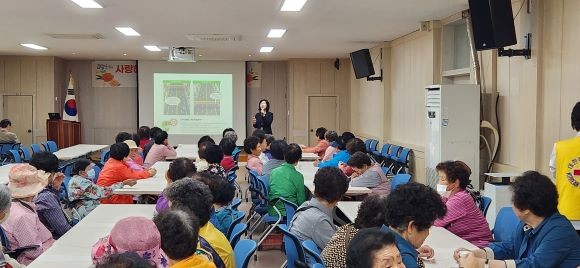 군위군은 13일 부계면 행정복지센터에서 어르신 180여명을 대상으로 어르신 교통안전 교육을 실시했다. ⓒ 군위군