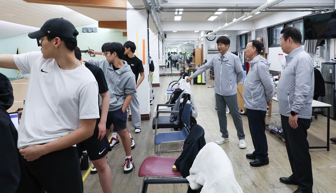 설동호 교육감은 13일 대전체육중학교를 직접 방문해 훈련 중인 선수들을 응원하고 있다. ⓒ 대전시교육청