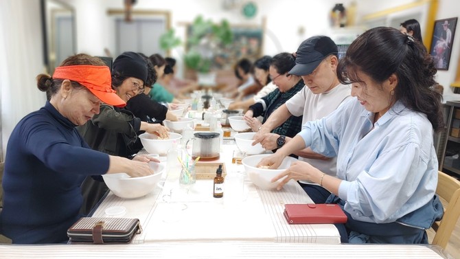 들숨여행 참가자들이 구기자비누를 만드는 모습. ⓒ 서천군