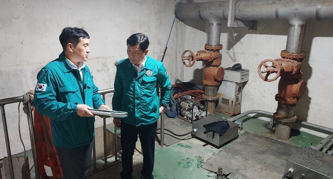 지난 1일 오송지하차도 기계실 안전점검 현장 모습. ⓒ 청주시