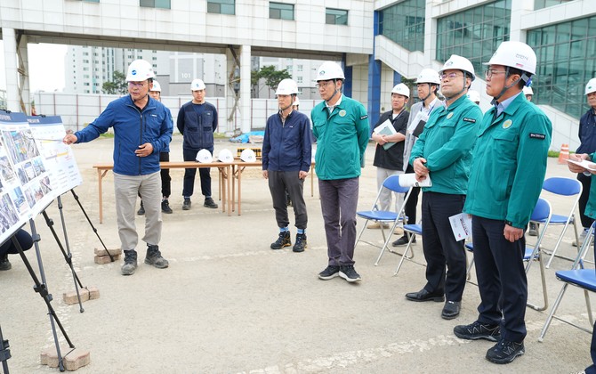 지난 13일 김석필 천안시장 권한대행 부시장이 천안 역세권 혁신지구 도시재생사업 등 3개 사업 현장을 둘러보고 있다. ⓒ 천안시