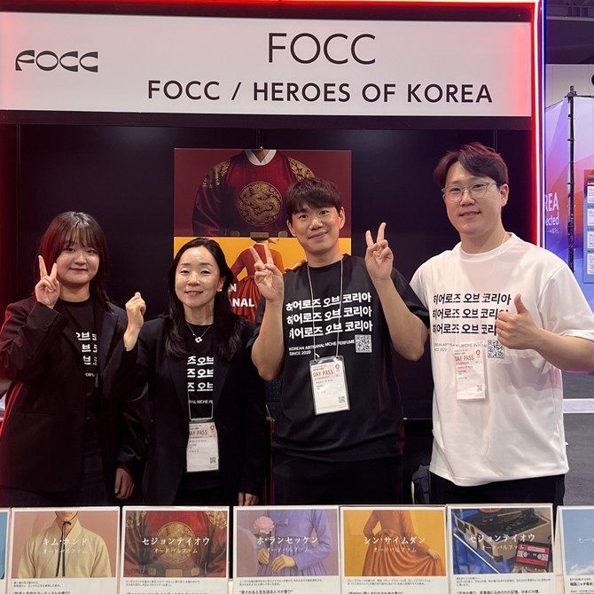FOCC·히어로즈 오브 코리아 임직원들이 박람회 부스에서 기념 촬영을 하고 있다. ⓒ FOCC