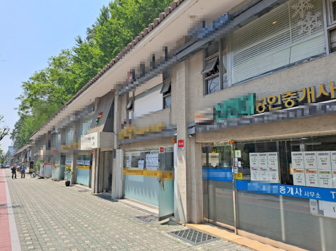 지난달 30~39세 내국인이 개인 명의로 서울, 인천, 경기 등 수도권에 취득한 집합건물 중 인천에서의 취득 건수가 지난해 1587건에서 올해 3080건으로 거의 2배 증가했다. 검단신도시 2단계 분양, 루원시티 개발, 인천도시철도 1호선 개통 등의 호재와 함께 저렴한 분양가와 가격이 30대 유입을 자극한 것으로 추정된다. 사진은 서울시내의 한 공인중개사 일대. © 프라임경제