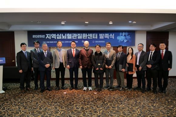 포항세명기독병원 한동선 병원장(왼쪽 세 번째)을 포함해 전국 10개 지역심뇌혈관질환센터장이 지정서를 받은 후 기념 촬영한 모습. ⓒ 포항세명기독병원