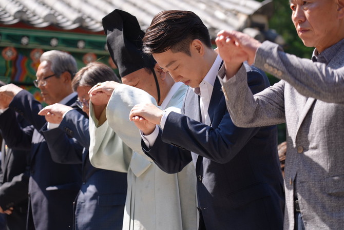 이준석 개혁신당 대선 후보가 14일 부산 동래향교에서 성균관유도회 양연모 전교 등 관계자들과 함께 절을 하고 있다. ⓒ 개혁신당 공보국
