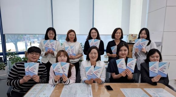 구미시 생활안전과는 주민 상담시, 직접적인 지침을 제시하는 사회복지 민원응대 2025년 가이드라인을 제작해 기념촬영을 하고 있다. ⓒ 구미시
