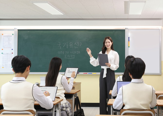 갤럭시 탭을 이용하며 수업을 진행하는 모습. ⓒ 삼성전자