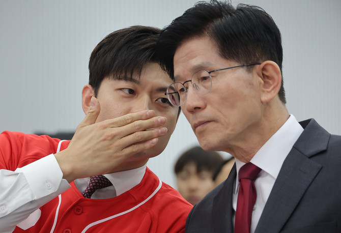 김문수 국민의힘 대선 후보가 직접 윤석열 전 대통령의 출당 조치를 두고 선을 그었지만, 당내에서 자진 탈당을 권고해야 한다는 주장이 지속 제기되고 있다. ⓒ 연합뉴스