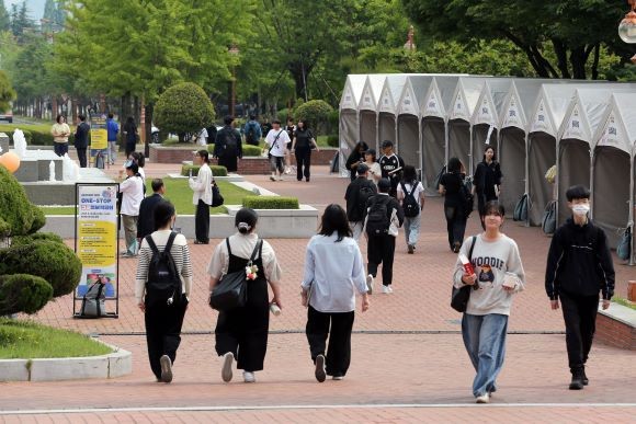 계명대학교 학생성공센터는 지난 13일 동산도서관 광장에서 전공 선택의 다양성을 확대하고 학생들의 진로 탐색을 지원하기 위해 'ONE-STOP 전공 정보 박람회'를 개최했다. ⓒ 계명대학교