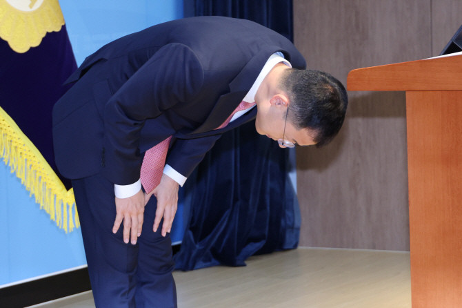 국민의힘을 탈당한 김상욱 무소속 의원이 15일 서울 여의도 국회 소통관에서 이재명 더불어민주당 대선 후보에 대한 지지를 선언한 뒤 인사하고 있다. ⓒ 연합뉴스