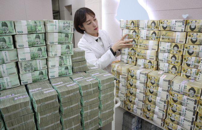 지난 3월 시중 통화량은 전월 대비 3조8000억원 줄었든 4227조8000억원으로 집계됐다... ⓒ 연합뉴스