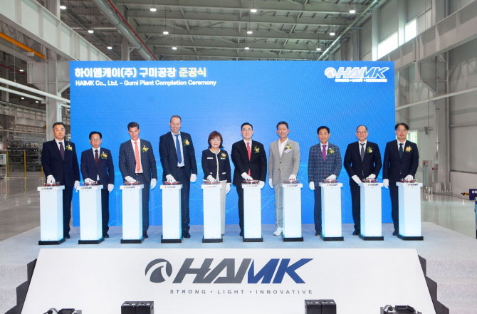 (왼쪽 네 번째부터)롭 반 길스 HAI CEO, 양금희 경상북도 경제부지사, 구본규 LS전선 대표이사, 김장호 구미시장 등 인사들이 준공식 기념 촬영을 하고 있다. ⓒ LS머트리얼즈