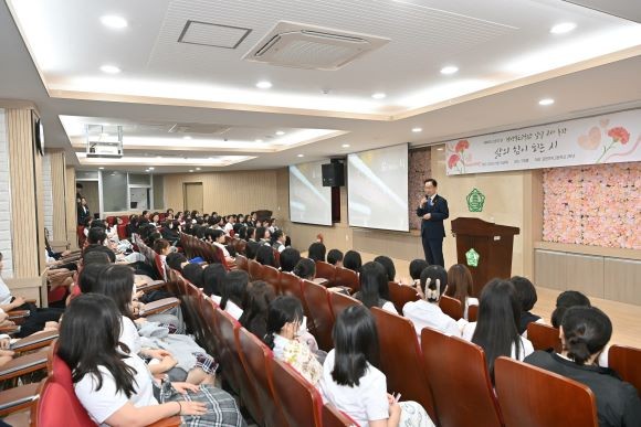 임종식 경북교육감은 15일 안동 길원여자고등학교에서 '일일 교사'로 나서 특별한 수업을 진행하고 있다. ⓒ 경북교육청