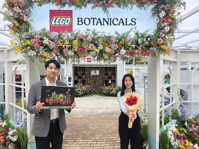 신세계사이먼이 여주 프리미엄 아울렛 WEST 명품광장에서 16일부터 다음 달 8일까지 레고코리아와 '레고 보태니컬' 팝업스토어를 연다. © 신세계사이먼