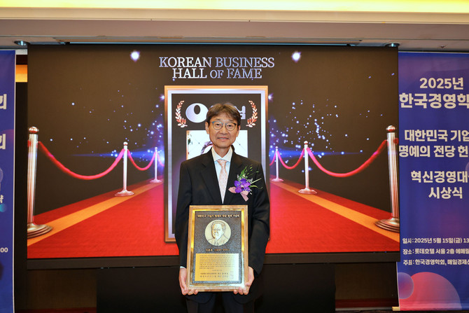 신동원 농심그룹 회장이 명예의 전당 헌액 기념패를 들고 있다. ⓒ 농심