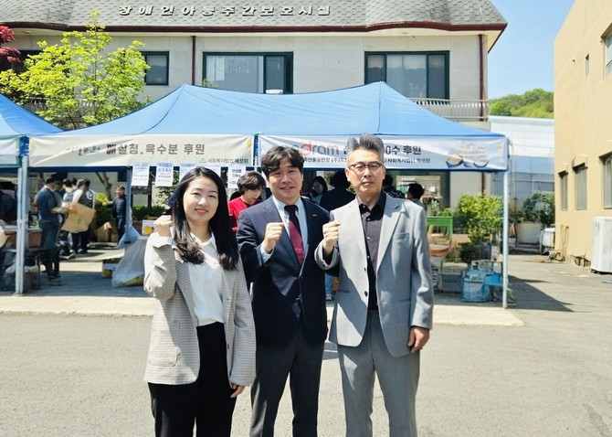 (가운데) 공춘식 도드람양돈농협 유통사업본부장 겸 도드람엘피씨 대표이사와 (오른쪽) 이경호 혜성원 원장이 기부활동 후 사진촬영을 하고 있다.ⓒ 도드람양돈농협