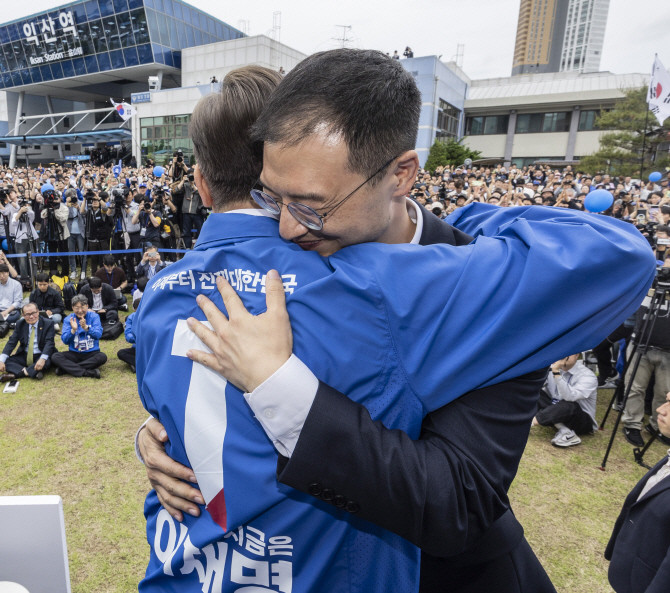 이재명 더불어민주당 대선 후보가 16일 전북 익산시 익산역 동부광장에서 열린 유세 도중 유세장을 찾은 김상욱 무소속 의원과 포옹하고 있다. ⓒ 연합뉴스