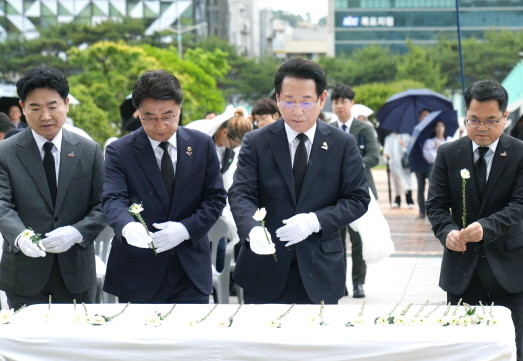 김영록 전라남도지사가 16일 오전 전남도청 앞 광장에서 아! 오월, 다시 만난 오월을 주제로 열린 전남 5·18민주화운동 45주년 기념식에서 추념사를 하고 있다. ⓒ전남도