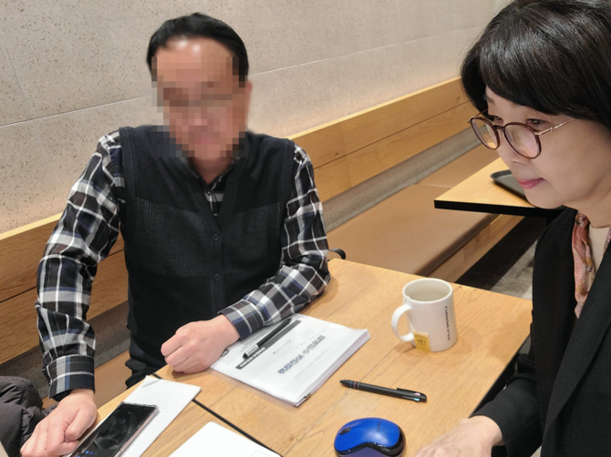 (우측부터) 강미경 컨설턴트와 재취업에 성공한 김 상무 ⓒ 케이잡스