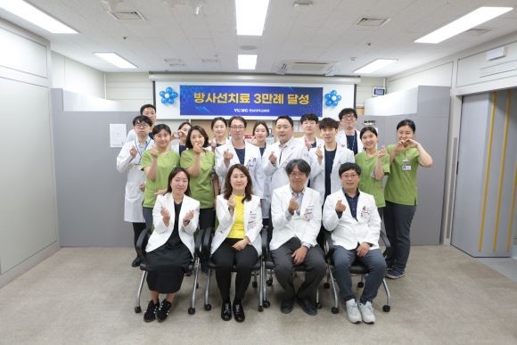 지난 13일 영남대병원은 방사선 치료 신환 3만례를 달성해 기념식을 갖고 관계자들이 기념촬영을 하고 있다. ⓒ 영남대병원
