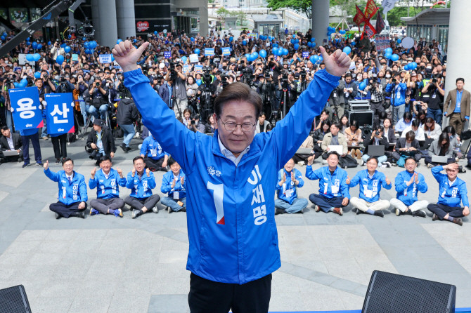 이재명 더불어민주당 대선 후보가 19일 서울 용산역광장에서 열린 집중유세에서 연설을 마친 후 엄지를 들어 보이고 있다. ⓒ 연합뉴스