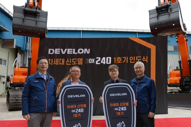 HD현대인프라코어의 차세대 신모델 굴착기가 글로벌 공개 이후 첫 고객에게 인도됐다. ⓒ HD현대인프라코어