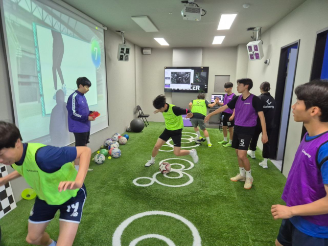 갤로핑이 개발한 'AI SOCCER'를 활용해 훈련을 받고 있는 선수들의 모습 ⓒ 갤로핑