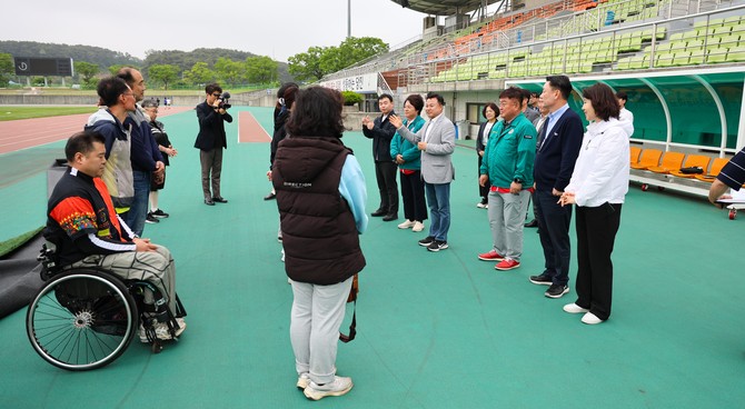 오는 5월29일부터 31일까지 서산시 일원에서 열리는 '제31회 충청남도장애인체육대회'에 참가하는 당진시 선수단을 격려하고 있다. ⓒ 의회사무국