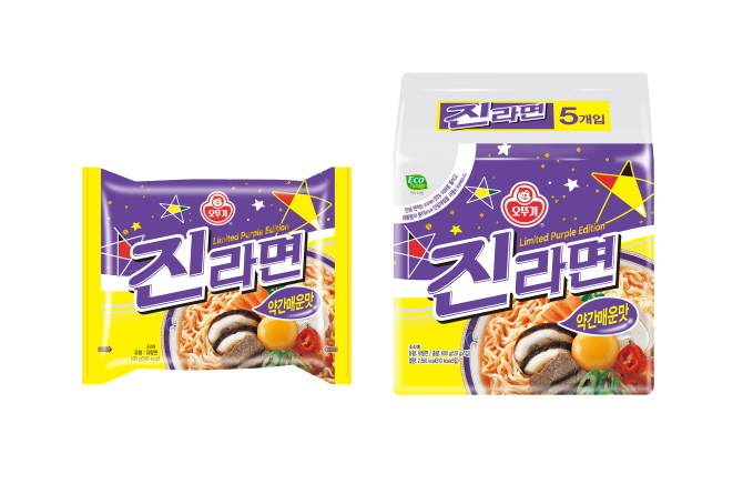 오뚜기가 자사 대표라면 진라면 순한맛과 매운맛, 두 제품의 장점을 결합한 신제품 '진라면 약간매운맛'을 한정 출시한다. © 오뚜기