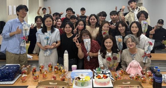 지난 15일 선린대학교 외국인 유학생들이 스승의 날을 맞아 한국어 교육과정 선생님들에게 감사의 마음을 전하는 특별한 기념행사를 가졌다. ⓒ 선린대학교