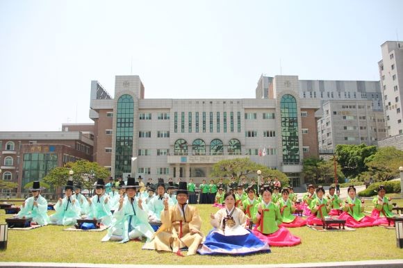 대구과학대학교 노벨광장에서 지난 19일 제53회 성년의 날을 맞아 열린 외국인 유학생과 함께하는 전통 성년례에서 참석자들이 단체 기념촬영을 하고 있다. ⓒ 대구과학대학교