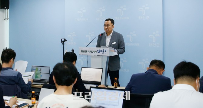 김기만 관광진흥과장이 21일 군청 브리핑실에서 기자회견을 갖고 '대한민국의 정원 태안'을 슬로건으로 한 관광정책 청사진을 밝히고 있다. ⓒ 프라임경제