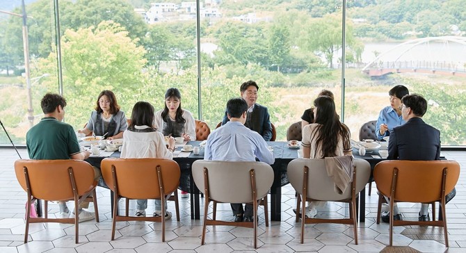 오세현 아산시장과 MZ 공무원들의 소통데이 개최 모습. ⓒ 아산시