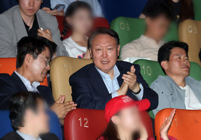 윤석열 전 대통령이 21일 서울 메가박스 동대문에서 영화 '부정선거, 신의 작품인가' 관람을 마친 뒤 박수를 치고 있다. 왼쪽부터 이영돈 PD, 윤 전 대통령, 전한길 전 한국사 강사. ⓒ 연합뉴스