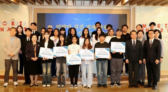 계명대학교는 21일 미얀마 지진 피해를 입은 유학생 19명에게 계명1%사랑나누기 후원금을 전달했다. ⓒ 계명대학교