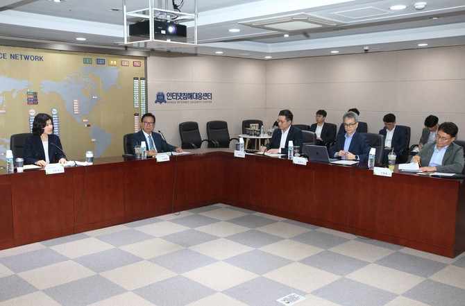 이진숙 방송통신위원회 위원장(왼쪽)이 21일 KISA 서울청사에서 'SKT 사이버 침해사고 관련 이동통신 3사 점검회의'를 열고 인사말을 하고 있다. ⓒ 방송통신위원회