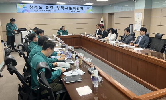 지난 20일 의성군청 영상회의실에서 상수도 분야 정책자문위원회를 개최하고, 안정적인 수돗물 공급과 상수원 자립도 향상을 위한 주요 정책 및 사업계획에 대해 논의했다. ⓒ 의성군