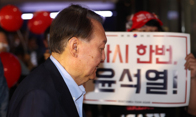 지난 21일 윤석열 전 대통령은 서울 동대문구의 한 영화관을 찾아 '부정선거, 신의 작품인가'를 관람했다. ⓒ 연합뉴스