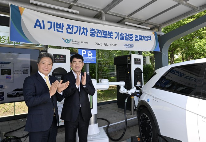 인천국제공항공사에서 열린 업무협약식에서 이학재 인천국제공항공사 사장(왼쪽), 양희원 현대차·기아 R&D본부장이 기념사진을 촬영하는 모습. ⓒ 현대자동차