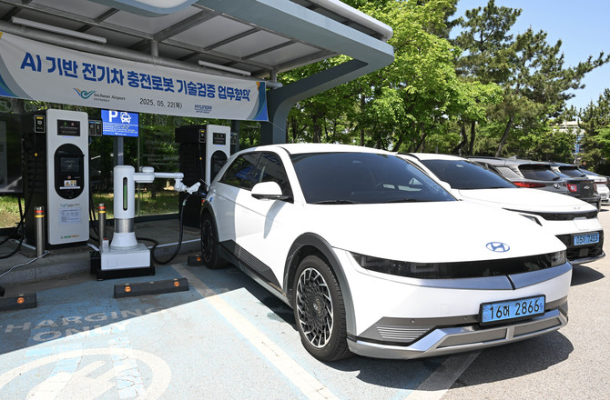 AI 기반 전기차 자동 충전 로봇으로 아이오닉 5 모델을 충전하는 모습. ⓒ 현대자동차