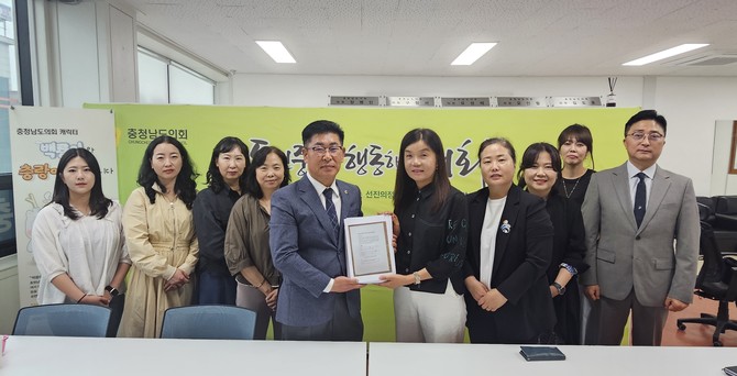 충남 지역 개업 공인중개사 452명의 제도적 지원 요청이 담긴 청원서가 오인철 의원에게 전달 후 기념촬영을 하고 있다. ⓒ 의회사무국