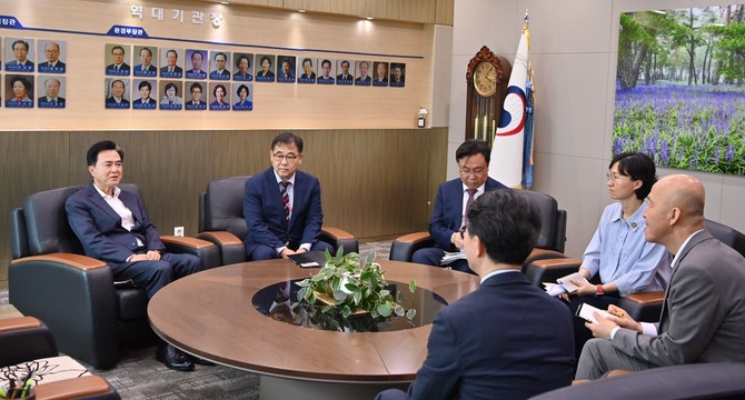 김태흠 지사는 22일 정부 세종청사에서 김완섭 환경부 장관을 만나 지천댐 신속 추진 등 4대 현안 검토 요청을 하고 있다. ⓒ 충남도