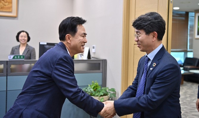 김태흠 지사는 22일 정부 세종청사에서 김완섭 환경부 장관을 만나고 있다. ⓒ 충남도
